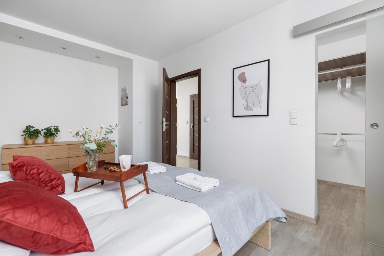 Avia Apartment Three Bedroom Two Balcony Ac & Parking By Noclegi Renters Krakow Exterior photo