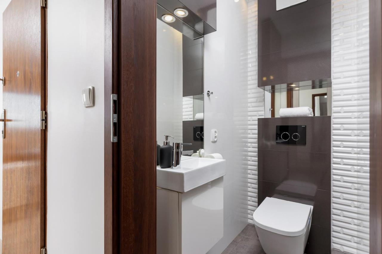 Avia Apartment Three Bedroom Two Balcony Ac & Parking By Noclegi Renters Krakow Exterior photo