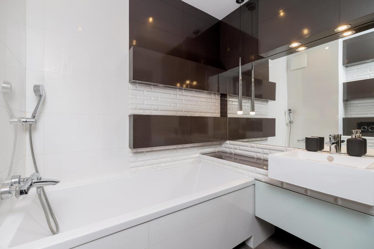 Avia Apartment Three Bedroom Two Balcony Ac & Parking By Noclegi Renters Krakow Exterior photo