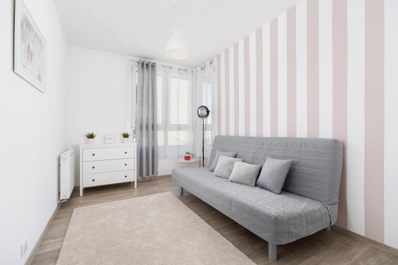 Avia Apartment Three Bedroom Two Balcony Ac & Parking By Noclegi Renters Krakow Exterior photo