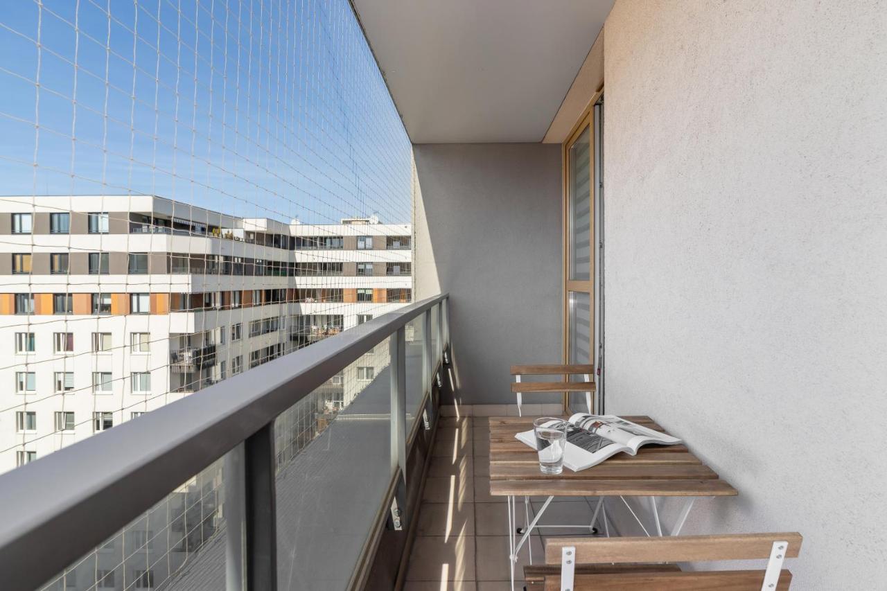 Avia Apartment Three Bedroom Two Balcony Ac & Parking By Noclegi Renters Krakow Exterior photo