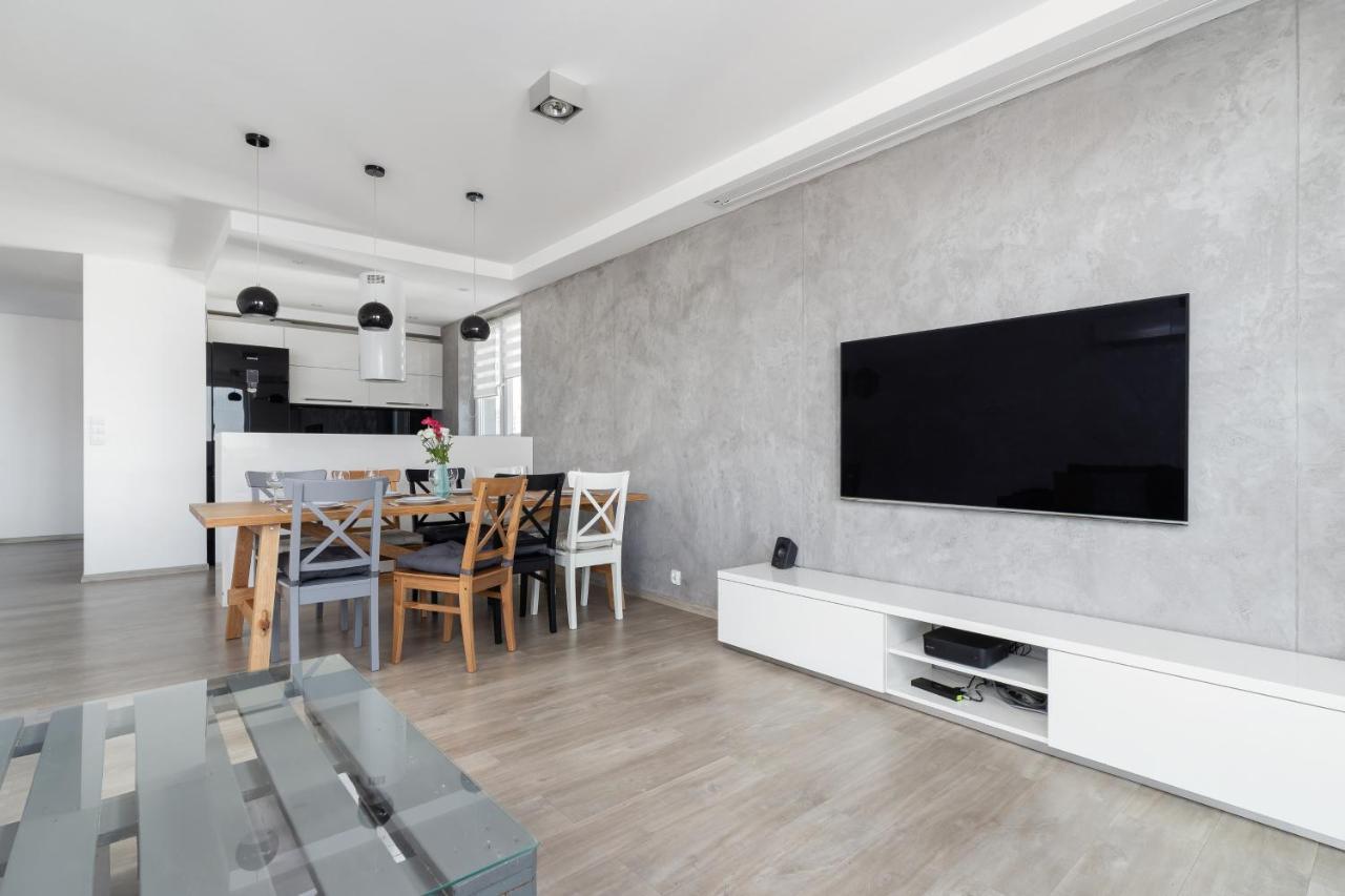 Avia Apartment Three Bedroom Two Balcony Ac & Parking By Noclegi Renters Krakow Exterior photo