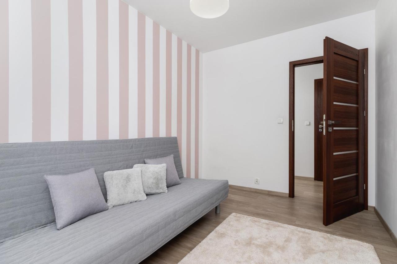 Avia Apartment Three Bedroom Two Balcony Ac & Parking By Noclegi Renters Krakow Exterior photo