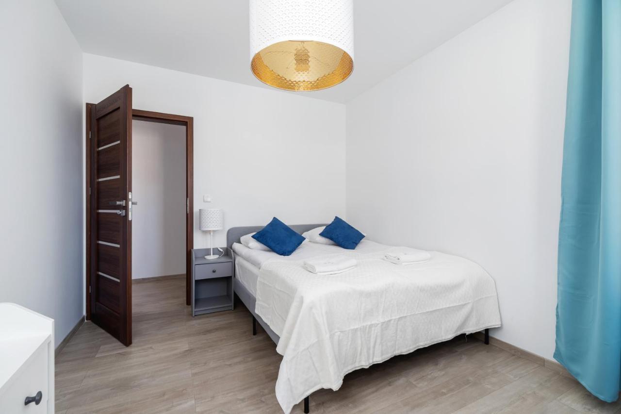Avia Apartment Three Bedroom Two Balcony Ac & Parking By Noclegi Renters Krakow Exterior photo