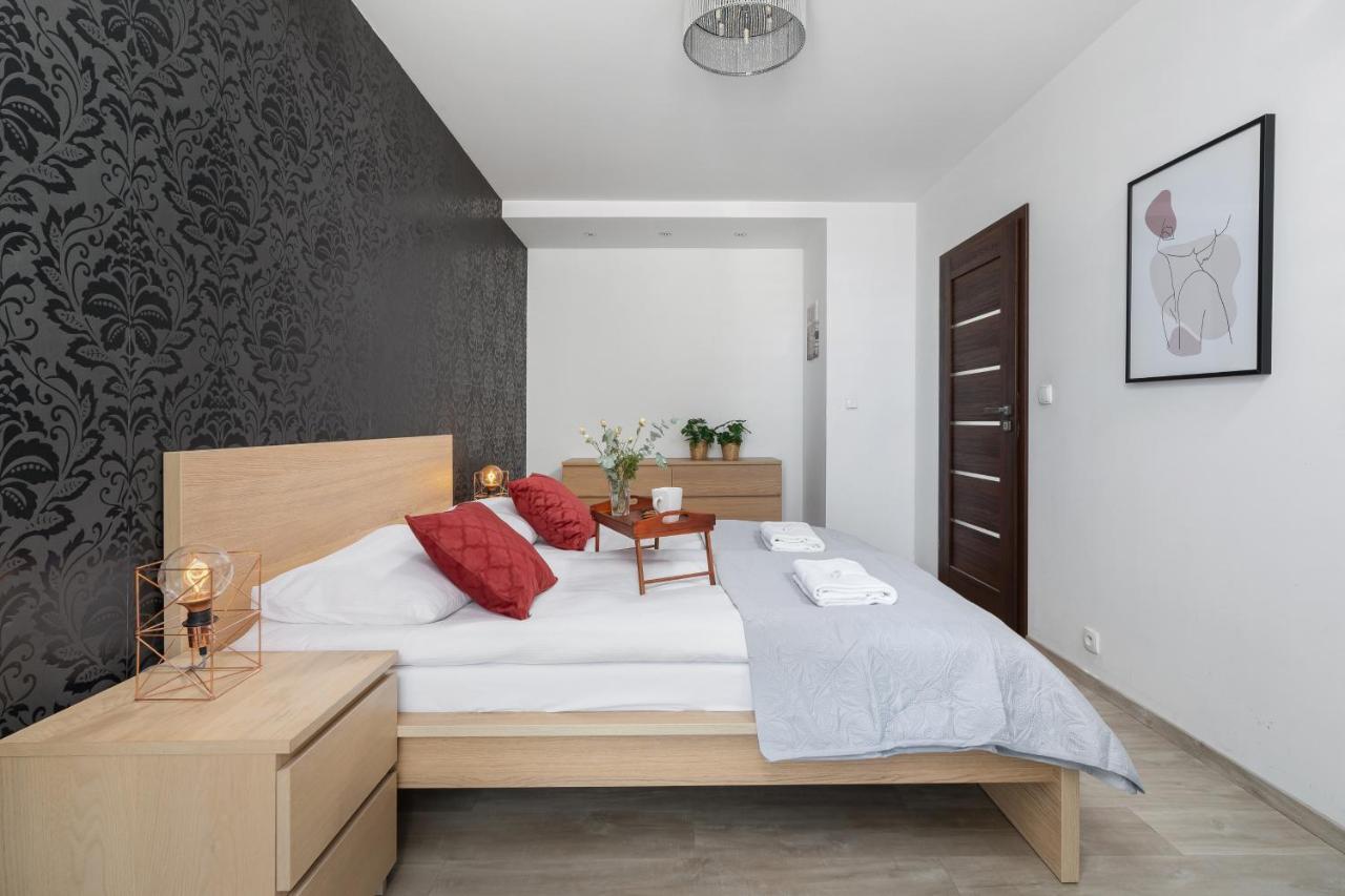 Avia Apartment Three Bedroom Two Balcony Ac & Parking By Noclegi Renters Krakow Exterior photo