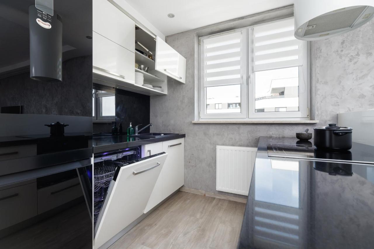 Avia Apartment Three Bedroom Two Balcony Ac & Parking By Noclegi Renters Krakow Exterior photo